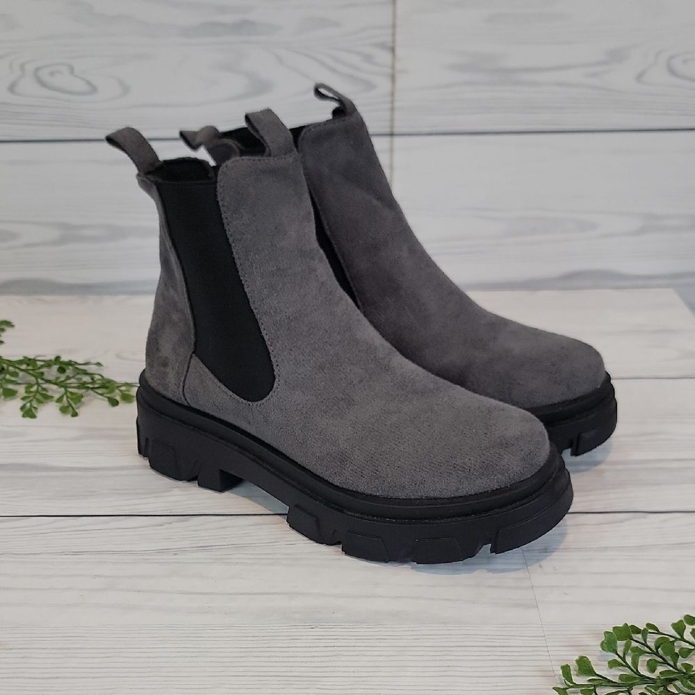 Unbranded Gray Faux Suede  Chelsea Ankle Boots Womens Size 12  ( EU 43 )